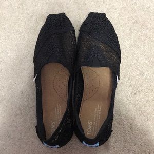 Black lace Toms